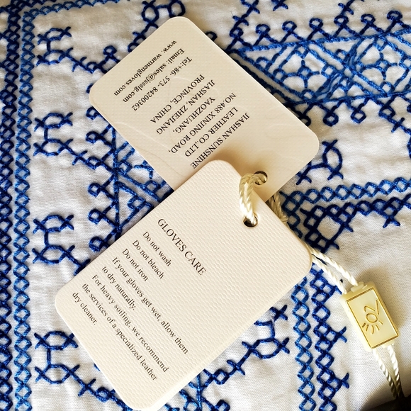 Very classy Looking Women's Leather gloves w buttons  NWT - Picture 7 of 8